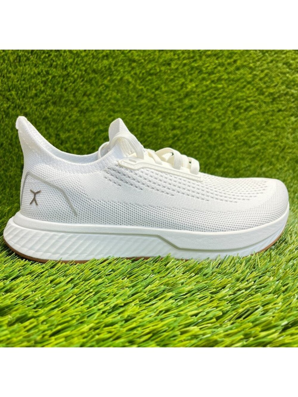 Flux Adapt Runner White Gum Womens Size 7.5 Running Casual Walking Knit Shoes